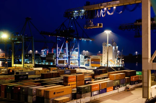 Buchardkai Container Terminal en Hamburgo por la noche — Foto de Stock