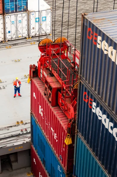 Arbetaren övervakande behållare uppladdning på docka av ett containerfartyg — Stockfoto