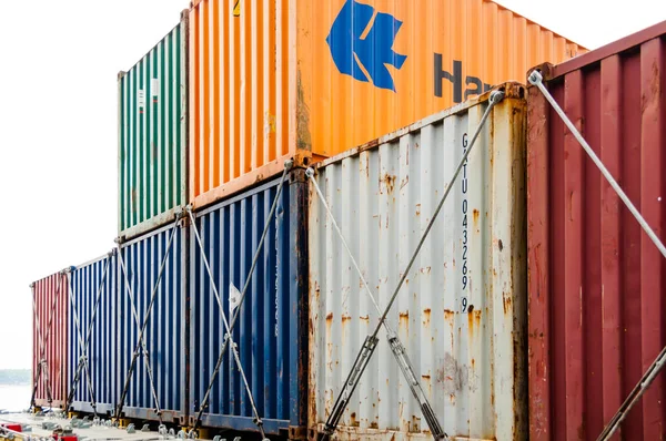 Kleurrijke containers op een containerschip — Stockfoto
