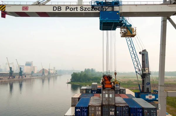 Scarico di una nave container nel porto marittimo di Stetting, Polonia — Foto Stock