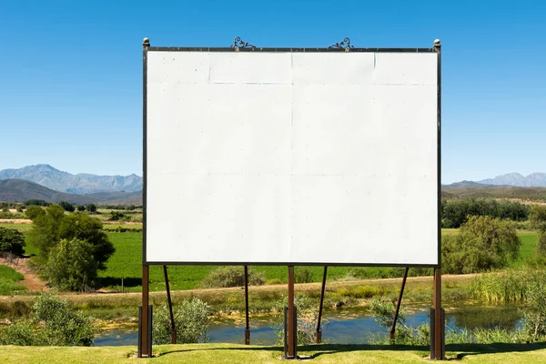 Grote lege billboard in mooi landschap — Stockfoto