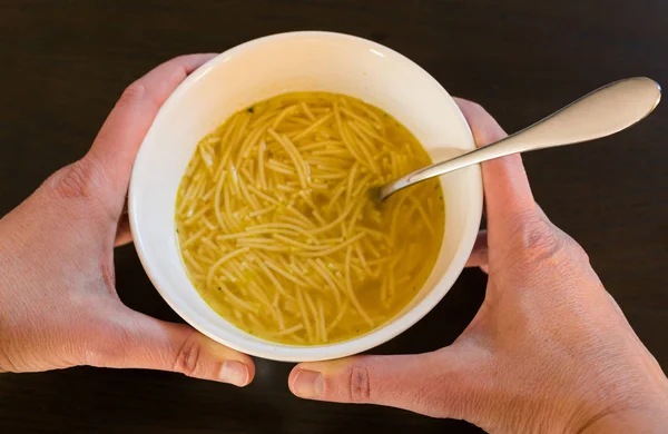 Tangan wanita memegang mangkuk dengan sup mie Eropa — Stok Foto