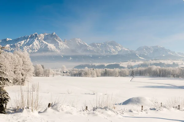 Oostenrijkse Winter Wonderland met bergen, verse sneeuw en haze — Stockfoto