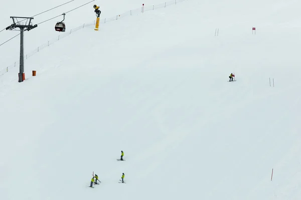 Préparation d'un parcours de slalom de ski — Photo