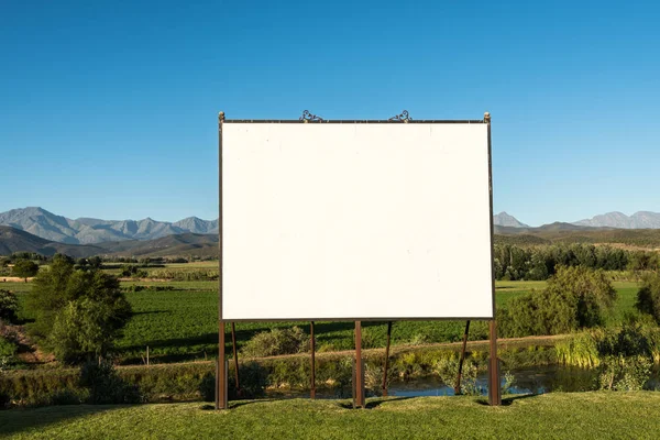 Groot leeg billboard in mooi landschap — Stockfoto