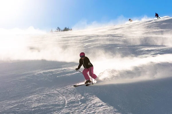 女子滑雪运动员在新鲜的粉雪和阳光 — 图库照片
