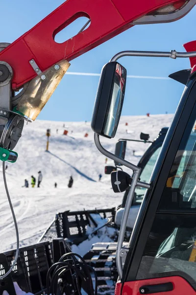 Esquiadores y maquina para el aseo de nieve — Foto de Stock