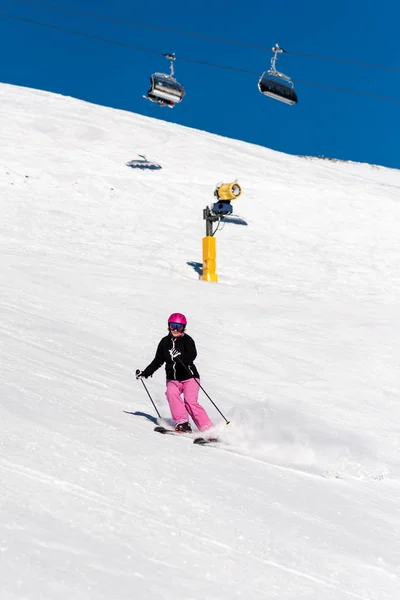女子滑雪运动员在新鲜的粉雪和蓝天 — 图库照片