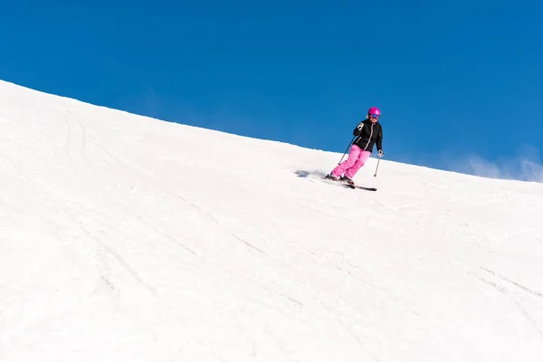 Θηλυκό σκιέρ στο fresh κόνις χιονιού και το γαλάζιο ουρανό — Φωτογραφία Αρχείου