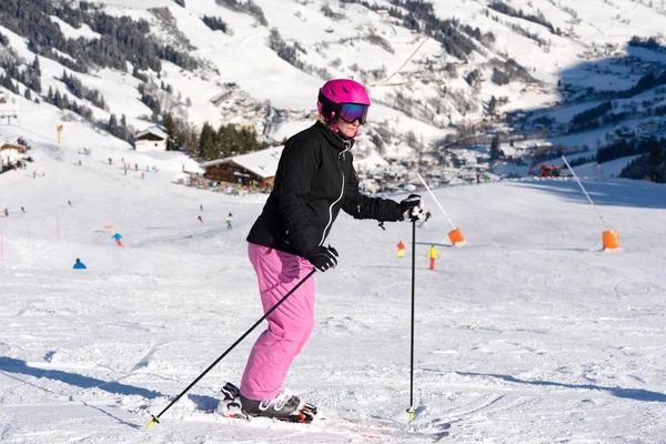 Female skier in ski area — Stock Photo, Image