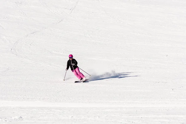 Female skier on empty ski slope — Stock Photo, Image