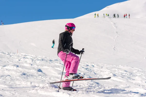 女子滑雪运动员，在新鲜的雪开心 — 图库照片