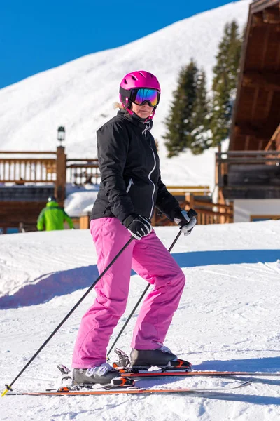 Female skier in front of skiing hut — Stock Photo, Image