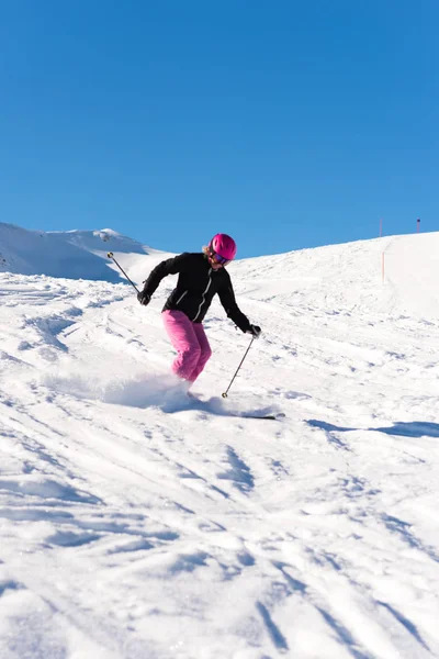 Kobiece narciarz w świeżym puchu — Zdjęcie stockowe