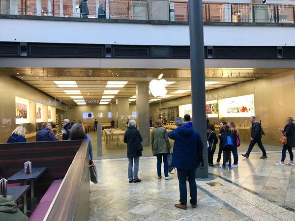 Menschen warten vor Apple-Geschäft — Stockfoto