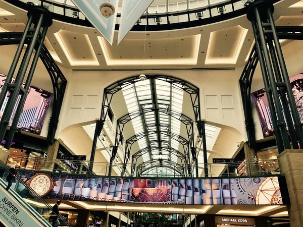 Интерьер торгового центра Centro в Оберхаузене, Германия — стоковое фото