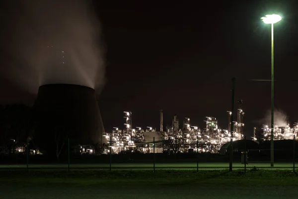 Refinaria de petróleo à noite — Fotografia de Stock