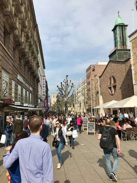 The pedestrian area of Stuttgart on a busy Saturday afternoon — Stock Photo, Image