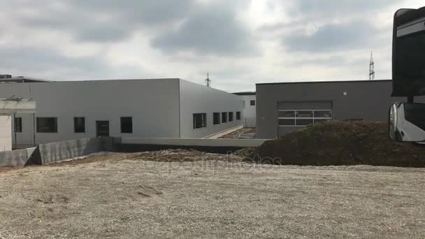Blomstrande logistik - panorama av en van framför nybyggda lager — Stockvideo