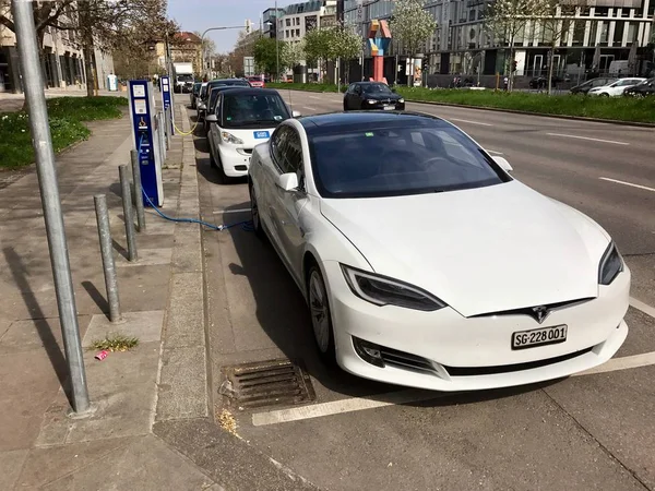 Tesla Modelo S a ser carregado — Fotografia de Stock