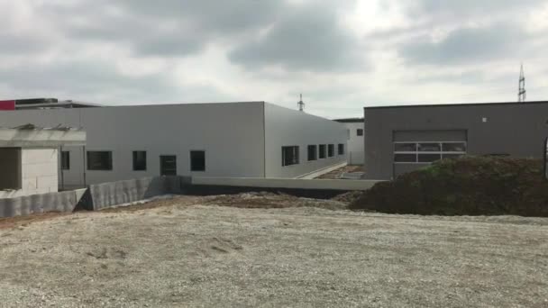 Boomende Logistik - Blick auf einen Lieferwagen vor neu errichteten Lagerhallen — Stockvideo