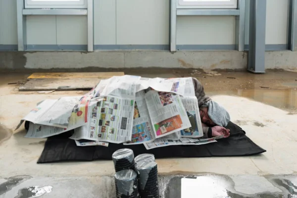 Homeless men sleeping on construction site — Stock Photo, Image