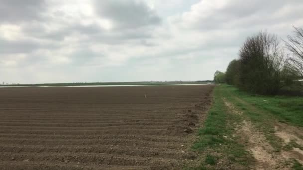 Panorámica de los campos en el cielo dramático — Vídeos de Stock