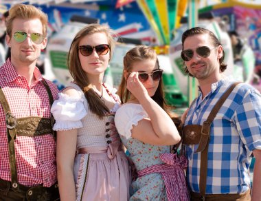 Oktoberfest kutluyor mutlu arkadaş grubu