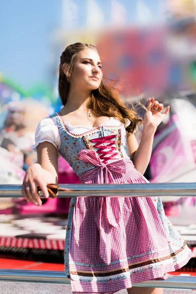 Alman lunapark Oktoberfest geleneksel dirndl ile çekici genç kadın elbise — Stok fotoğraf