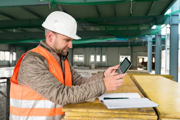 Supervisor de construcción con tableta digital en el sitio — Foto de Stock