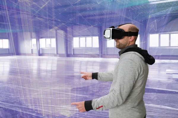 Arquiteto com viseira VR explorando ambiente de construção industrial Imagens De Bancos De Imagens Sem Royalties