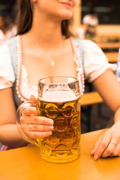 Schöne junge Frau mit Bierstein auf dem Münchner Oktoberfest — Stockfoto