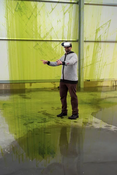 Архитектор с VR козырьком, изучающий окружающую среду промышленных зданий — стоковое фото