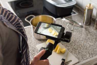 Smartphone yapma video pişirme sırasında Blogger
