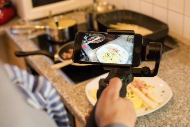 Smartphone yapma video bir kuşkonmaz yemek hazırlarken Blogger