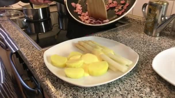 Bir beyaz kuşkonmaz yemek hazırlama kadın — Stok video