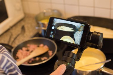 Smartphone yapma video pişirme sırasında Blogger