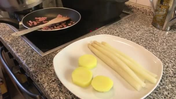 Mulher preparando um prato de espargos brancos — Vídeo de Stock