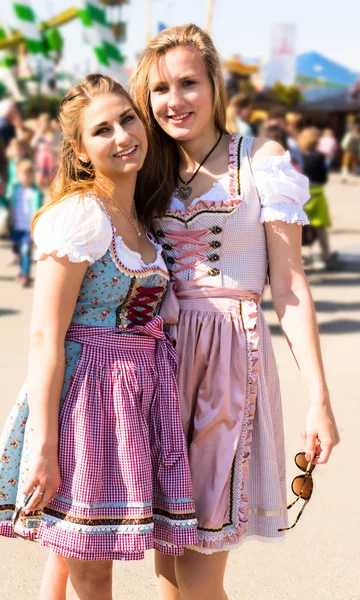 Attraktive junge Frauen auf dem Oktoberfest mit traditionellen Dirndln — Stockfoto