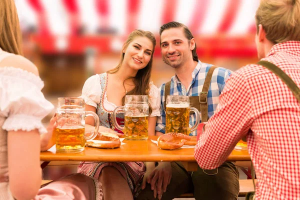 Jovem casal apaixonado na tenda de cerveja Oktoberfest Fotos De Bancos De Imagens Sem Royalties