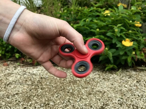 Mädchen mit beliebtem neuen Spinner-Gadget — Stockfoto