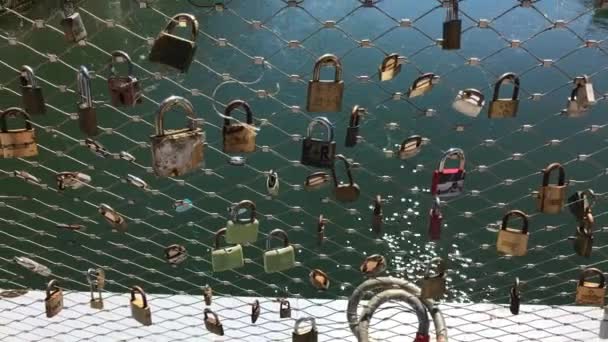Szekrény szerelmesek romantikus híd, Párizs Franciaország — Stock videók