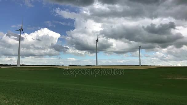 Fazenda de turbinas eólicas. fonte de energia alternativa — Vídeo de Stock