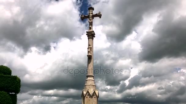 Крест и надгробия на старом французском кладбище — стоковое видео