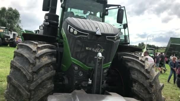 Топ-модель Fendt 1050 Vario на выставке тракторов — стоковое видео