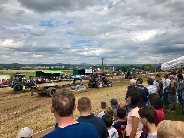 Traktor zieht schweres Gewicht Stockfoto