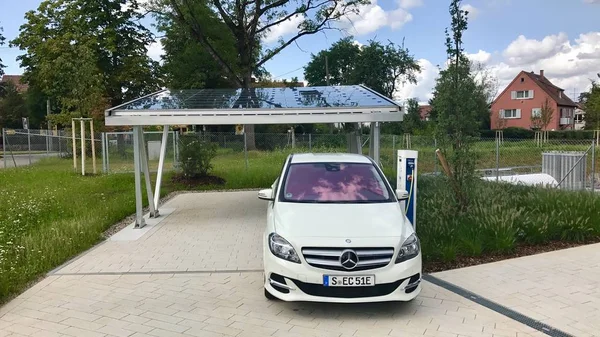 Merceds B-sınıfı elektrikli araba şarj ediliyor