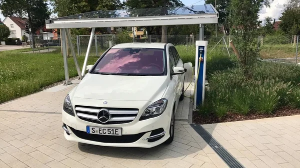Merceds B-sınıfı elektrikli araba şarj ediliyor