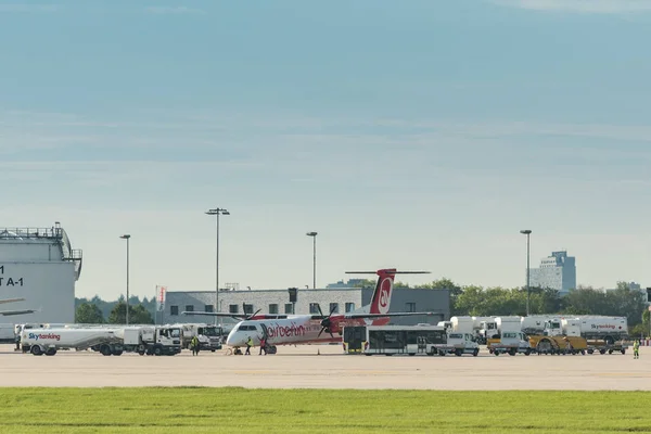 AirBerlin αεροπλάνο που επιβιβάζονται σε Stuttgart Αεροδρόμιο — Φωτογραφία Αρχείου