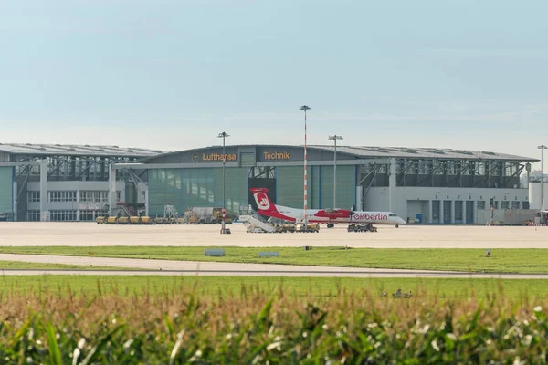 Airberlin flugzeug vor lufthansa hangar am flughafen stuttgart lizenzfreie Stockfotos